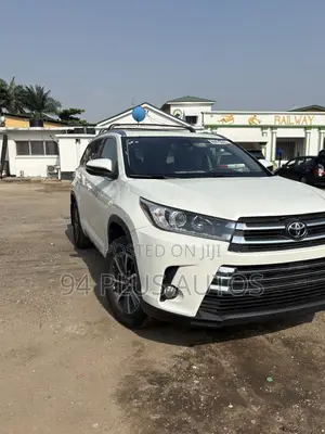 Toyota Highlander XLE 4x4 V6 (3.5L 6cyl 8A) 2018 White