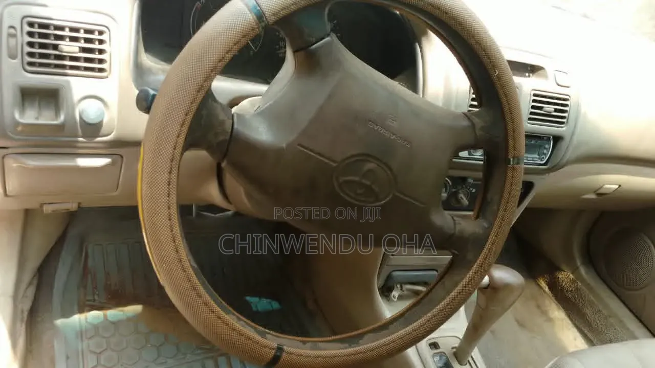 Toyota Corolla 2000 Gold