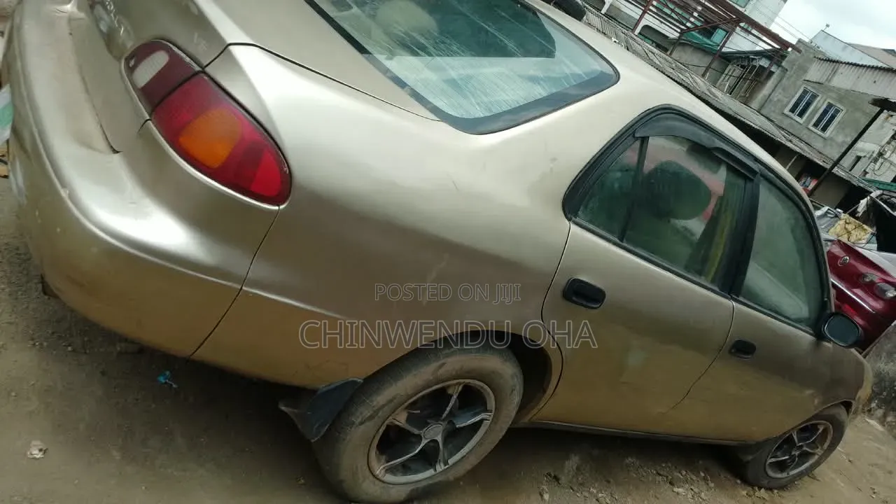 Toyota Corolla 2000 Gold