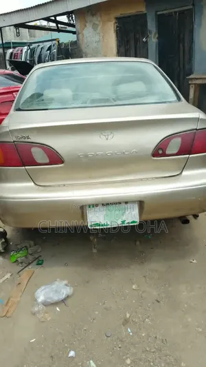 Toyota Corolla 2000 Gold