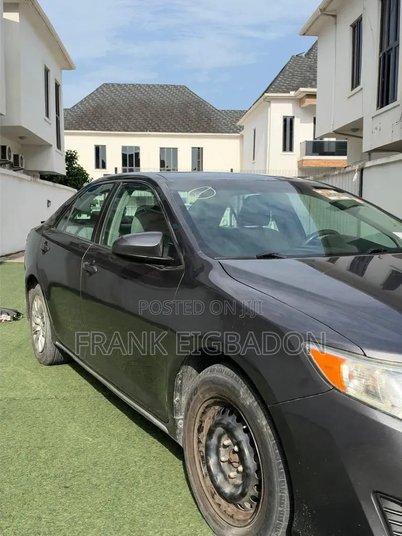 Toyota Camry LE 4dr Sedan (2.5L 4cyl 6A) 2013 Gray