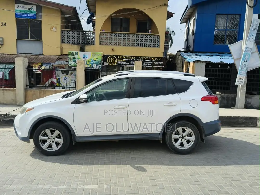 Toyota RAV4 LE 4dr SUV (2.5L 4cyl 6A) 2015 White