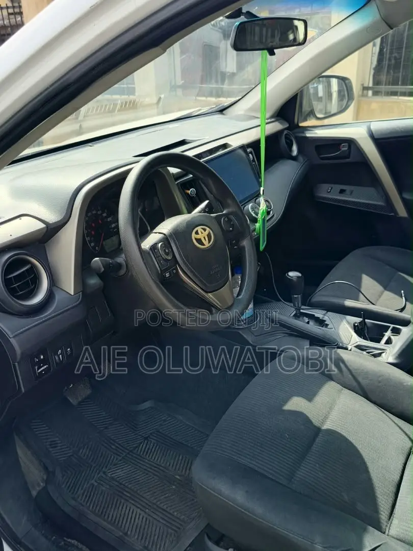 Toyota RAV4 LE 4dr SUV (2.5L 4cyl 6A) 2015 White