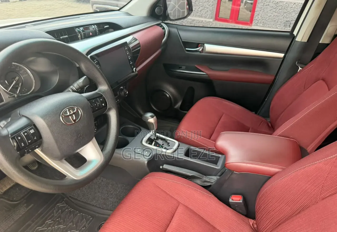 Toyota Hilux 2025 White
