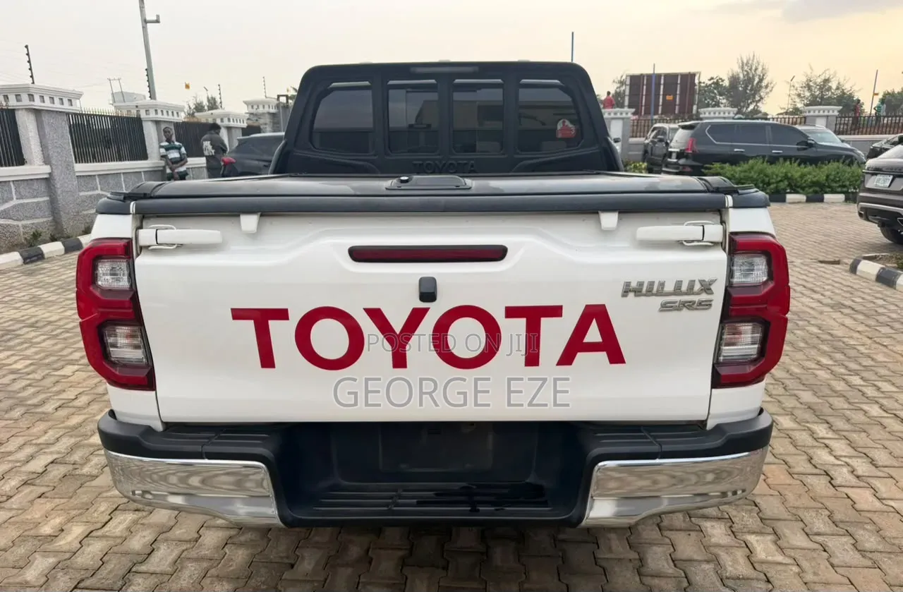 Toyota Hilux 2025 White