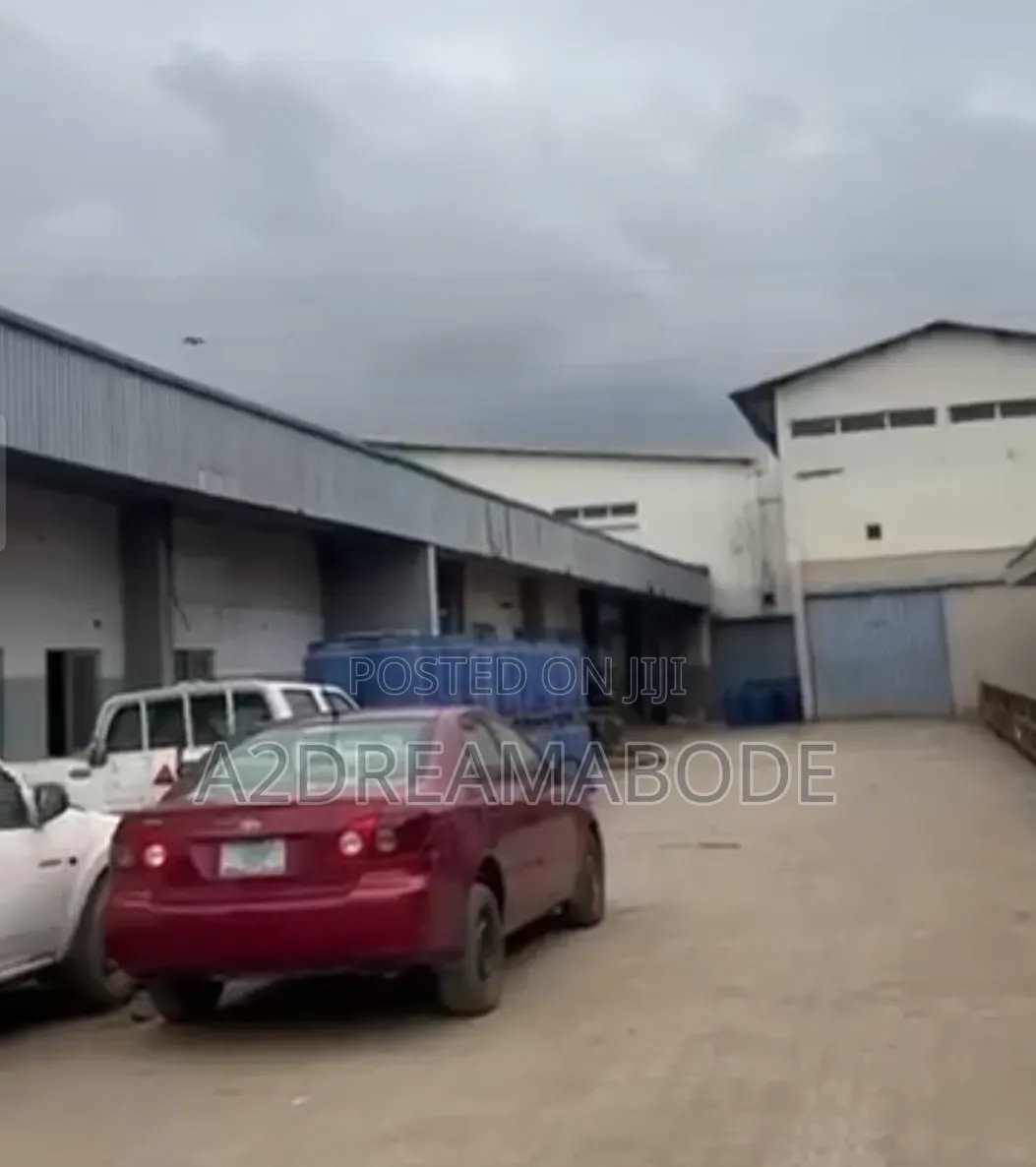 Large, Nicely Crafted Warehouse