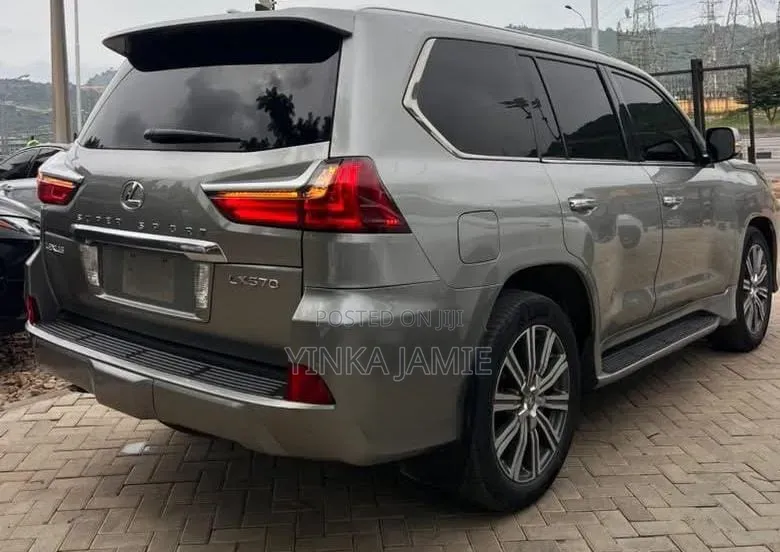Lexus LX 570 AWD 2017 Gold