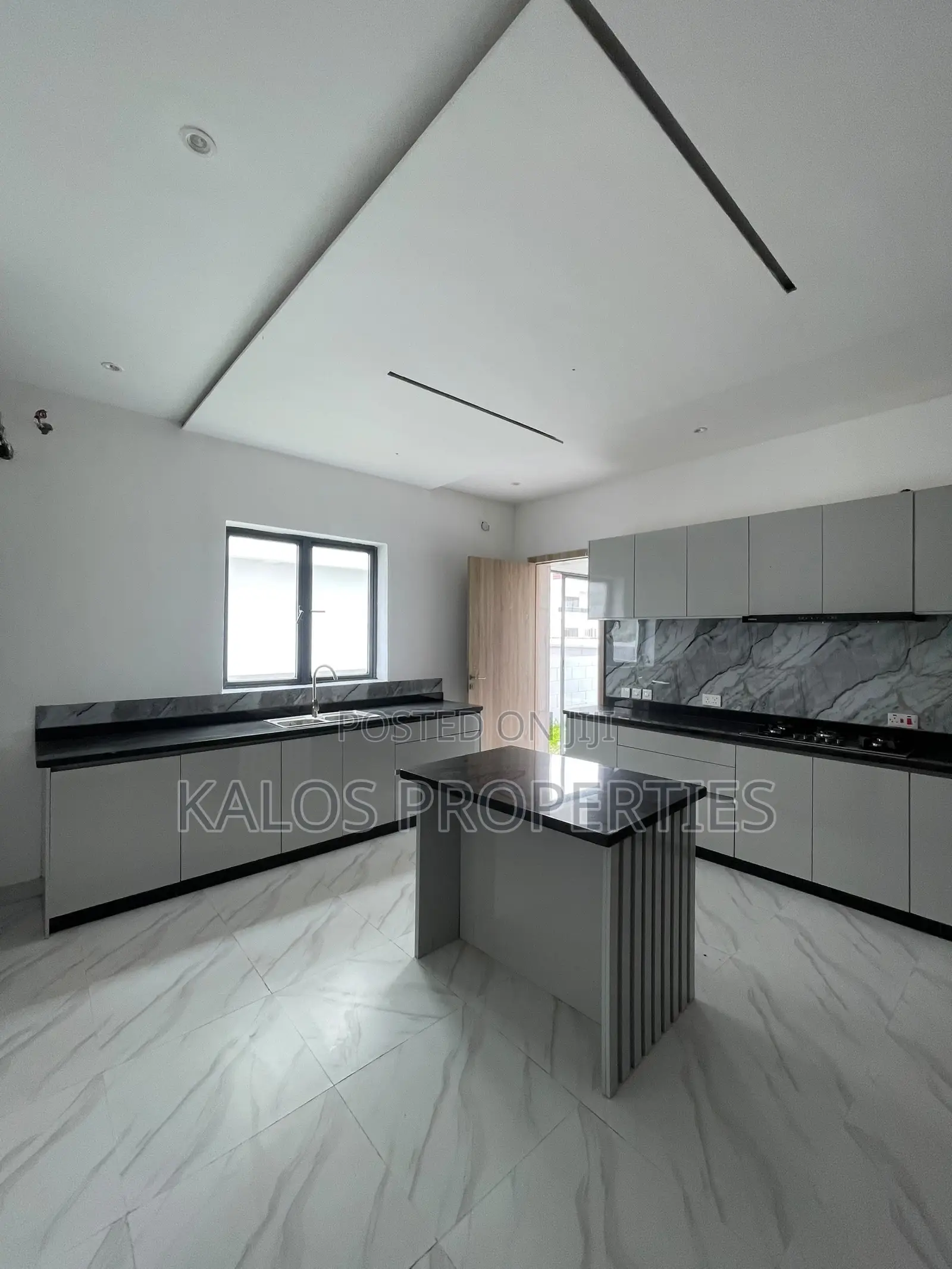 5bdrm Duplex in Vgc for sale