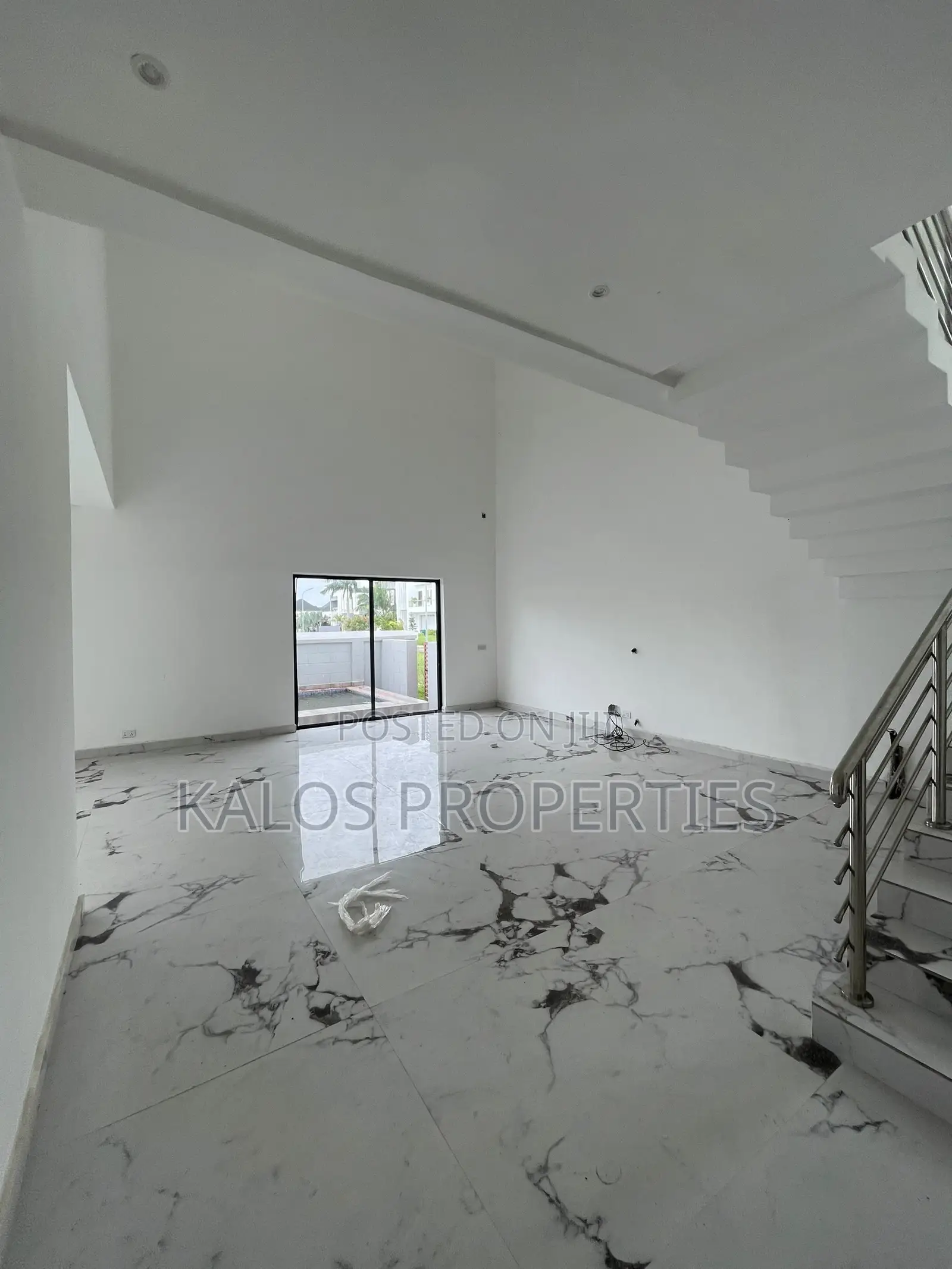 5bdrm Duplex in Vgc for sale