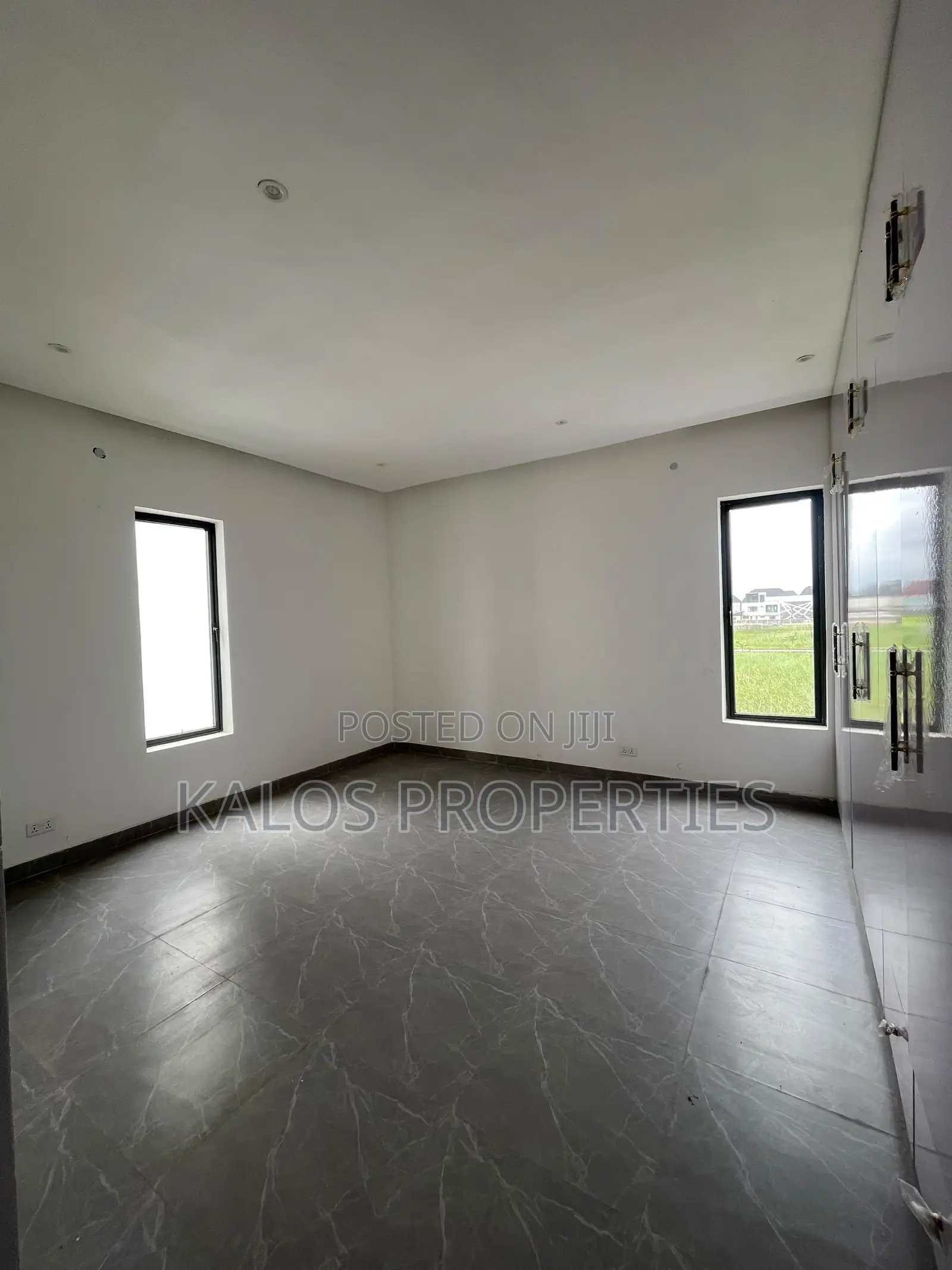 5bdrm Duplex in Vgc for sale