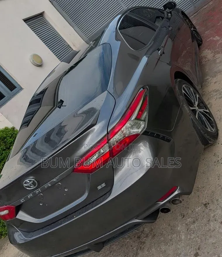 Toyota Camry SE FWD (2.5L 4cyl 8AM) 2018 Gray