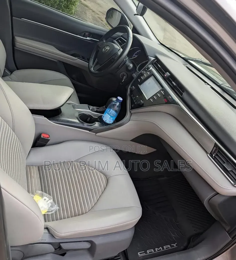 Toyota Camry SE FWD (2.5L 4cyl 8AM) 2018 Gray