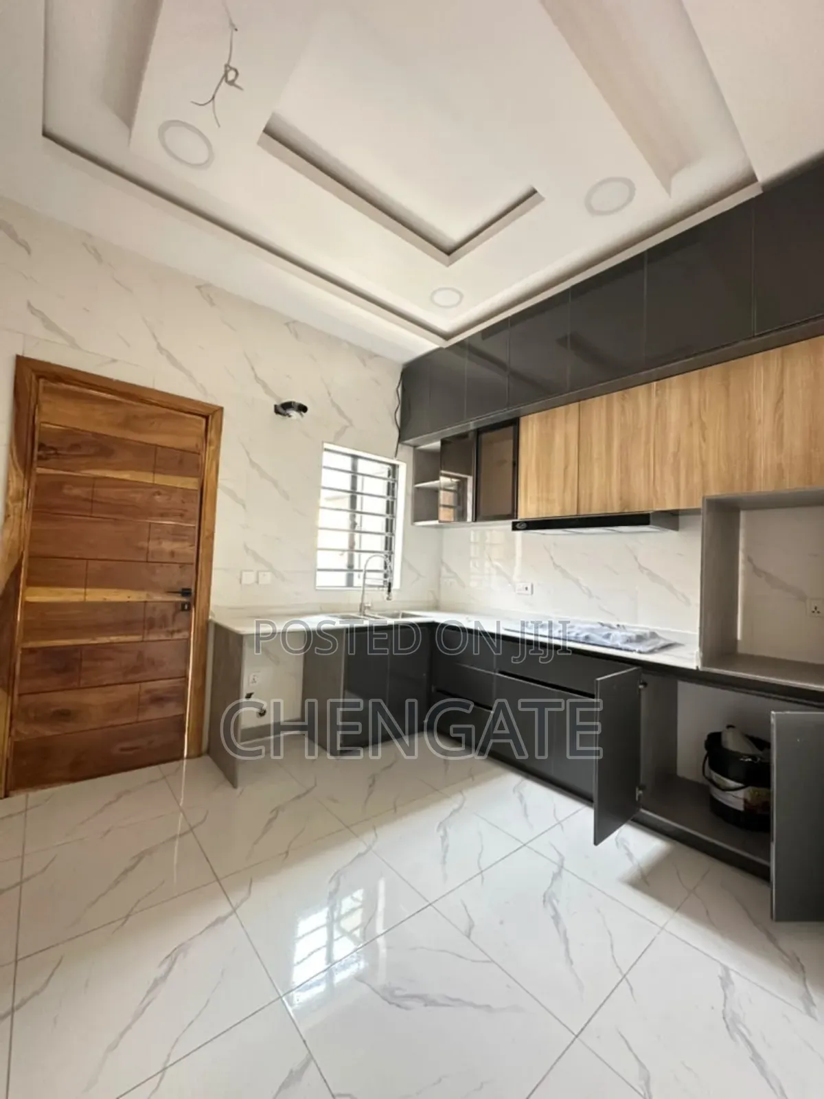 4bdrm Duplex in Chevron for sale