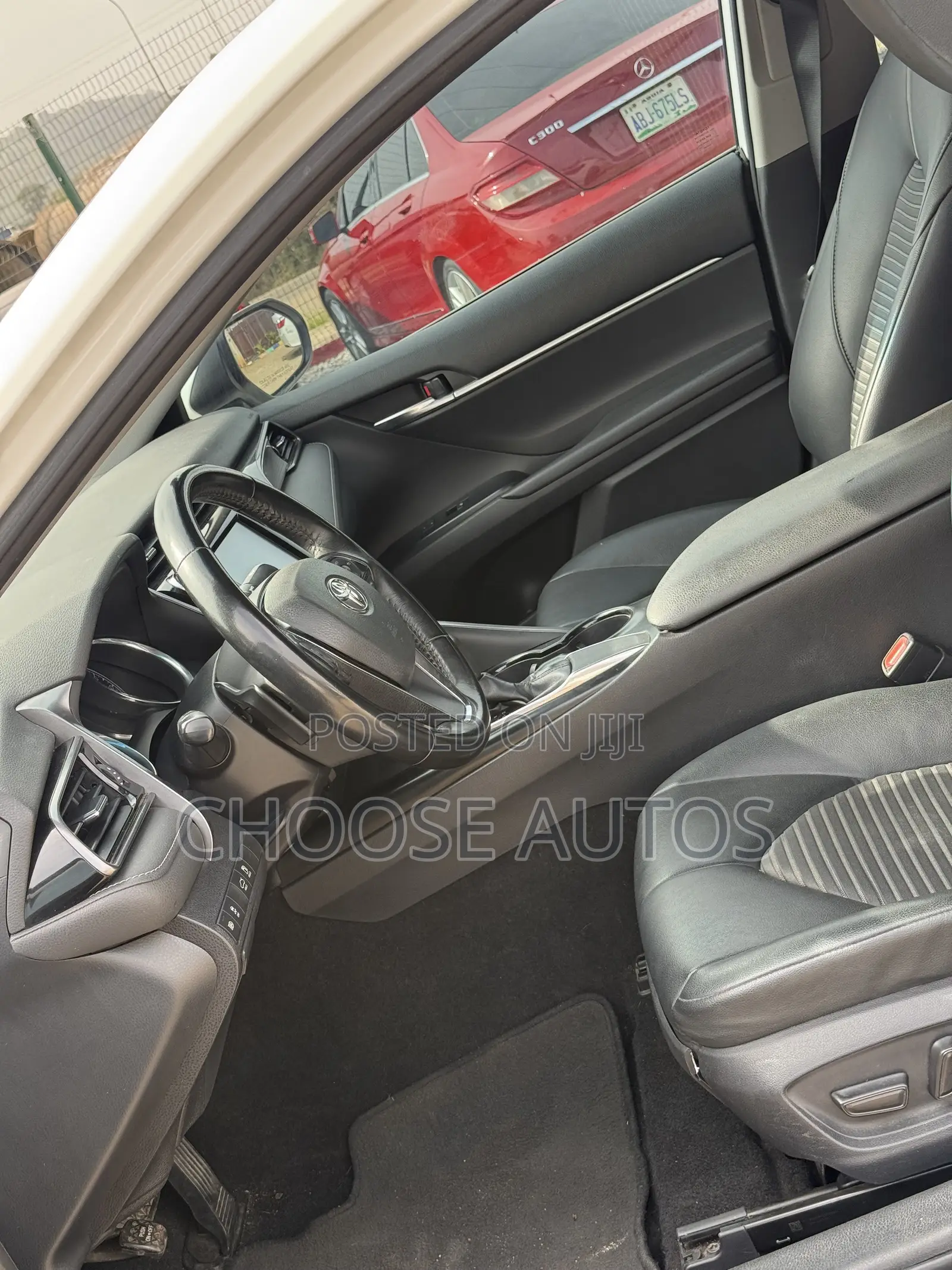 Toyota Camry SE (2.5L 4cyl 8A) 2019 White