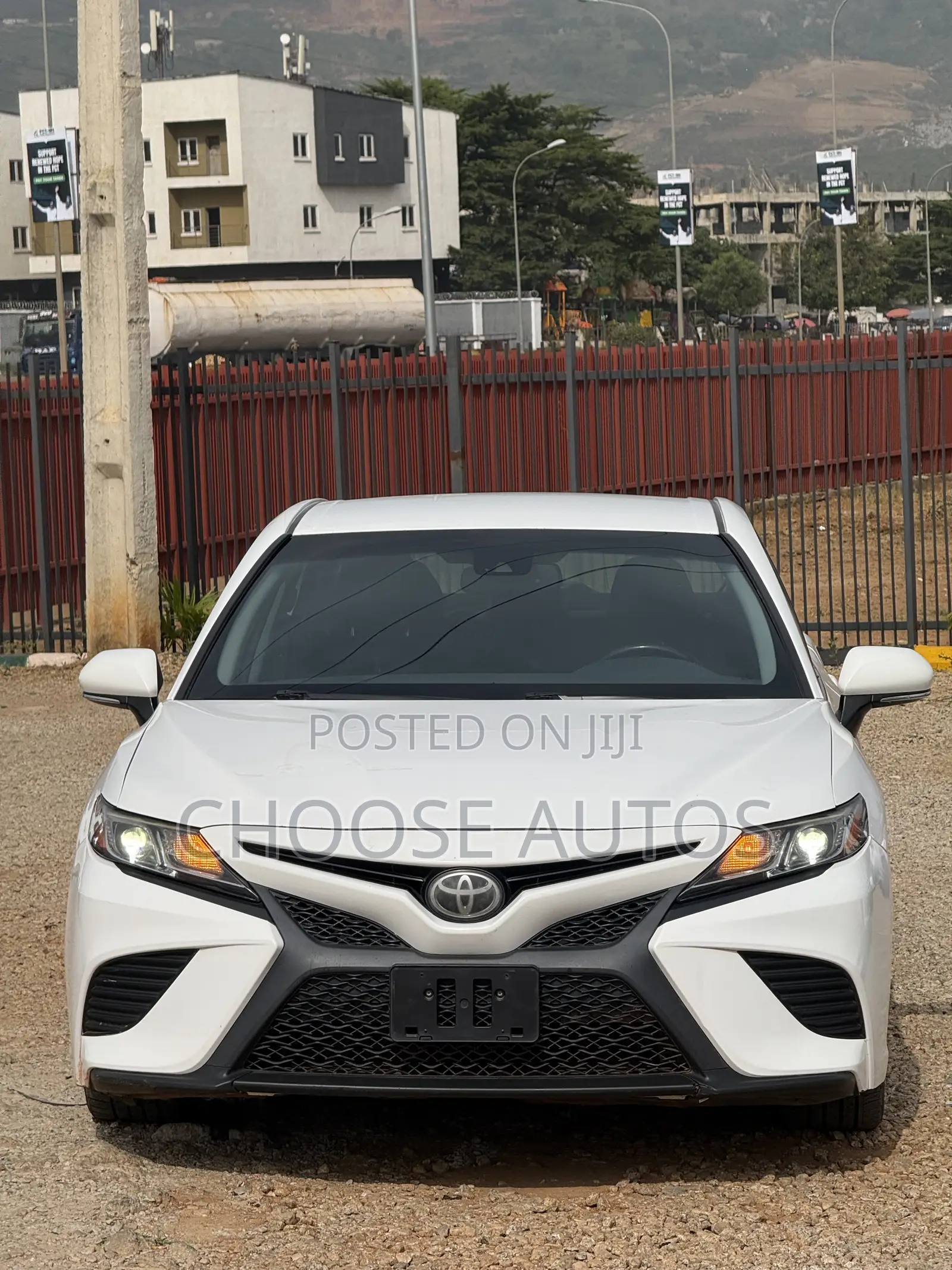 Toyota Camry SE (2.5L 4cyl 8A) 2019 White