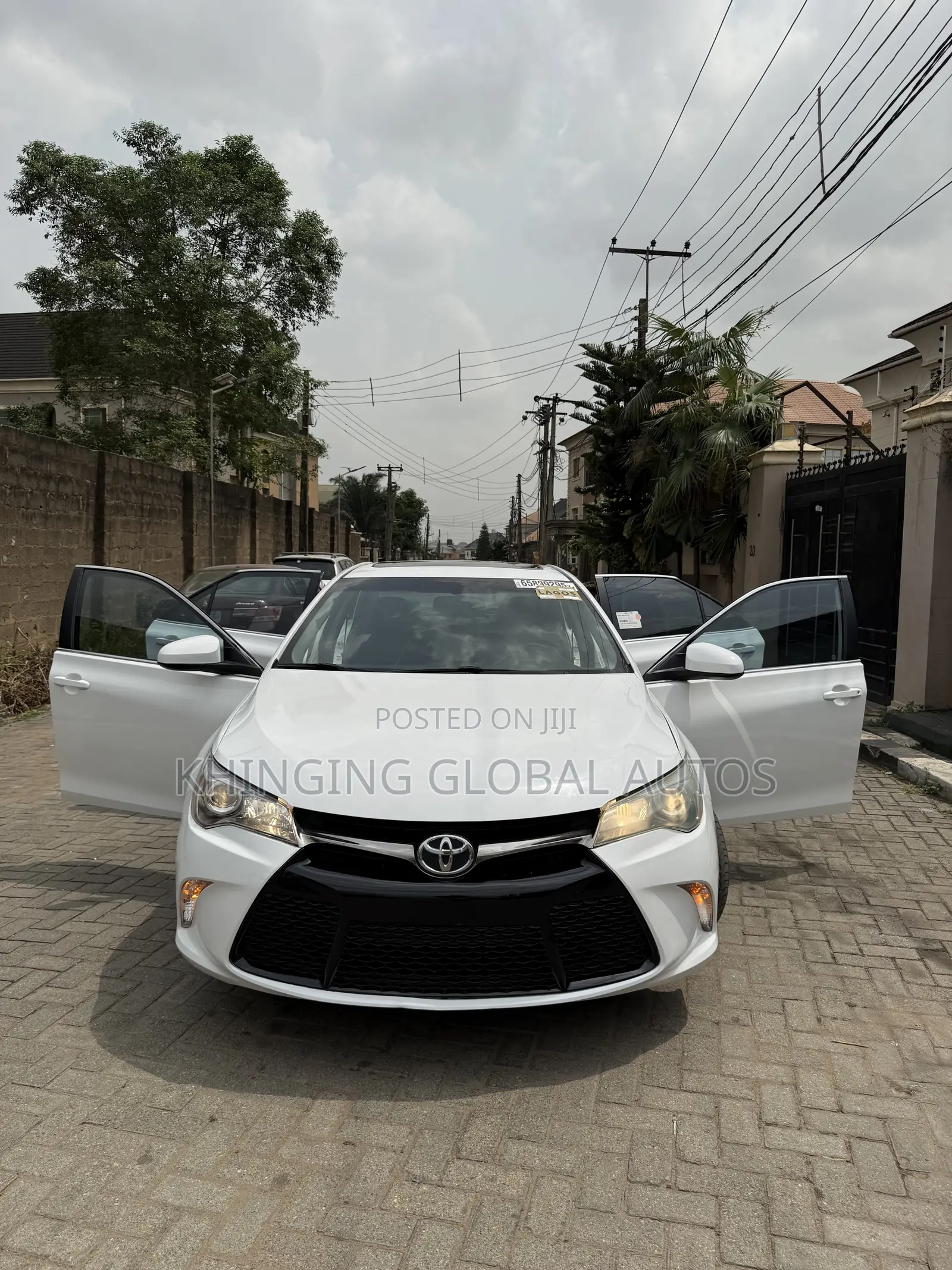 Toyota Camry SE w/Special Edition Pkg (2.5L 4cyl 6A) 2016 White