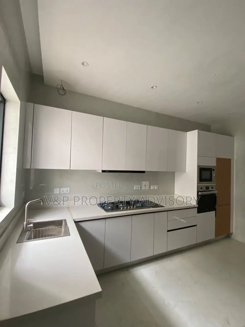 4bdrm Apartment in Chevron for sale