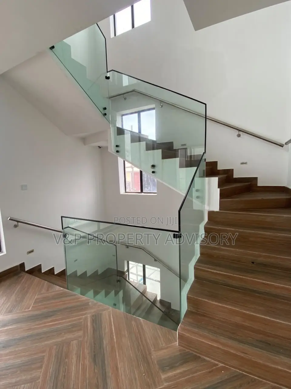 4bdrm Apartment in Chevron for sale
