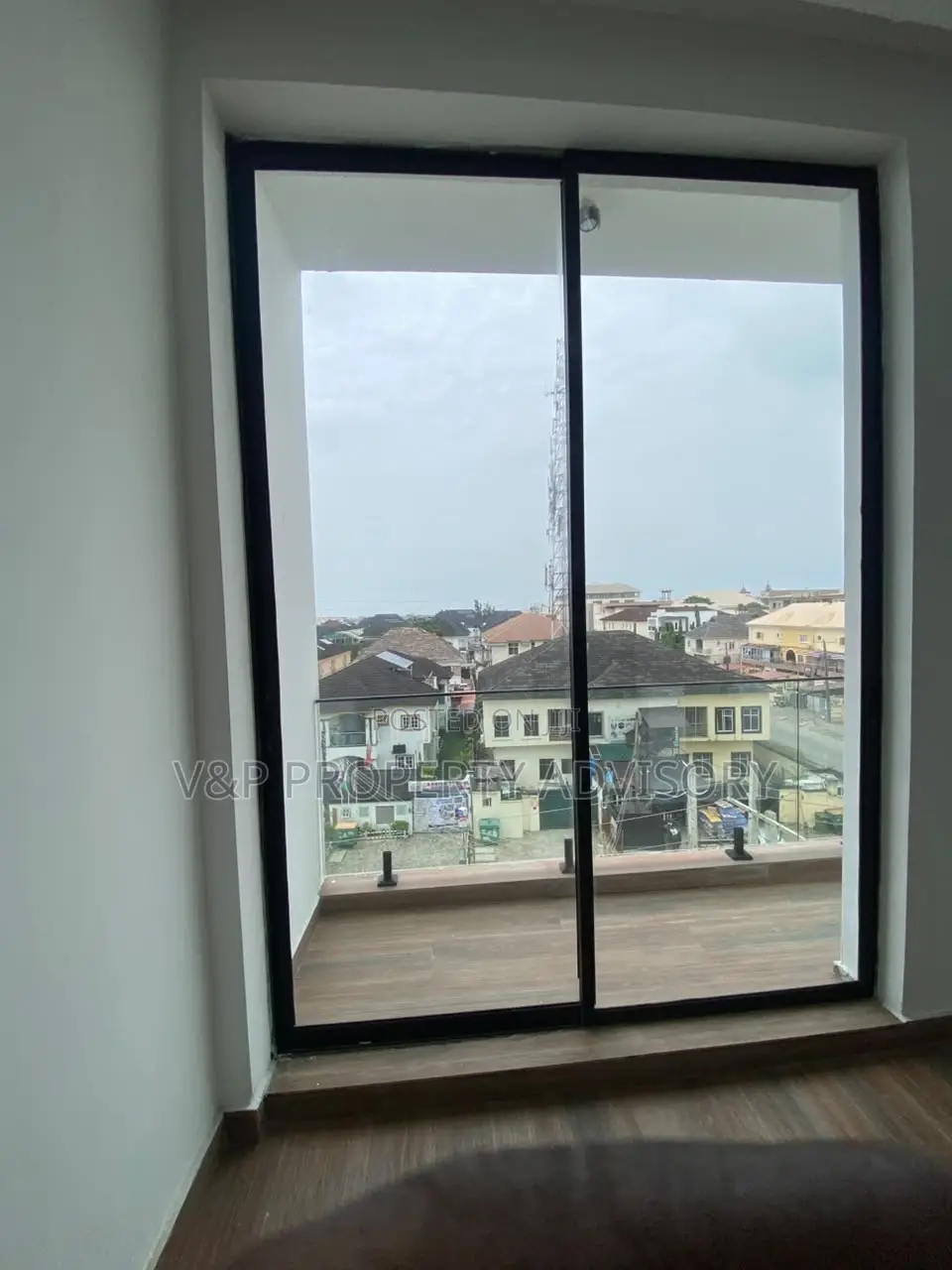 4bdrm Apartment in Chevron for sale