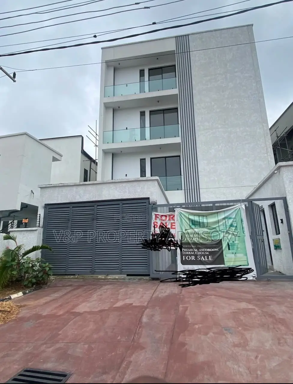 4bdrm Apartment in Chevron for sale