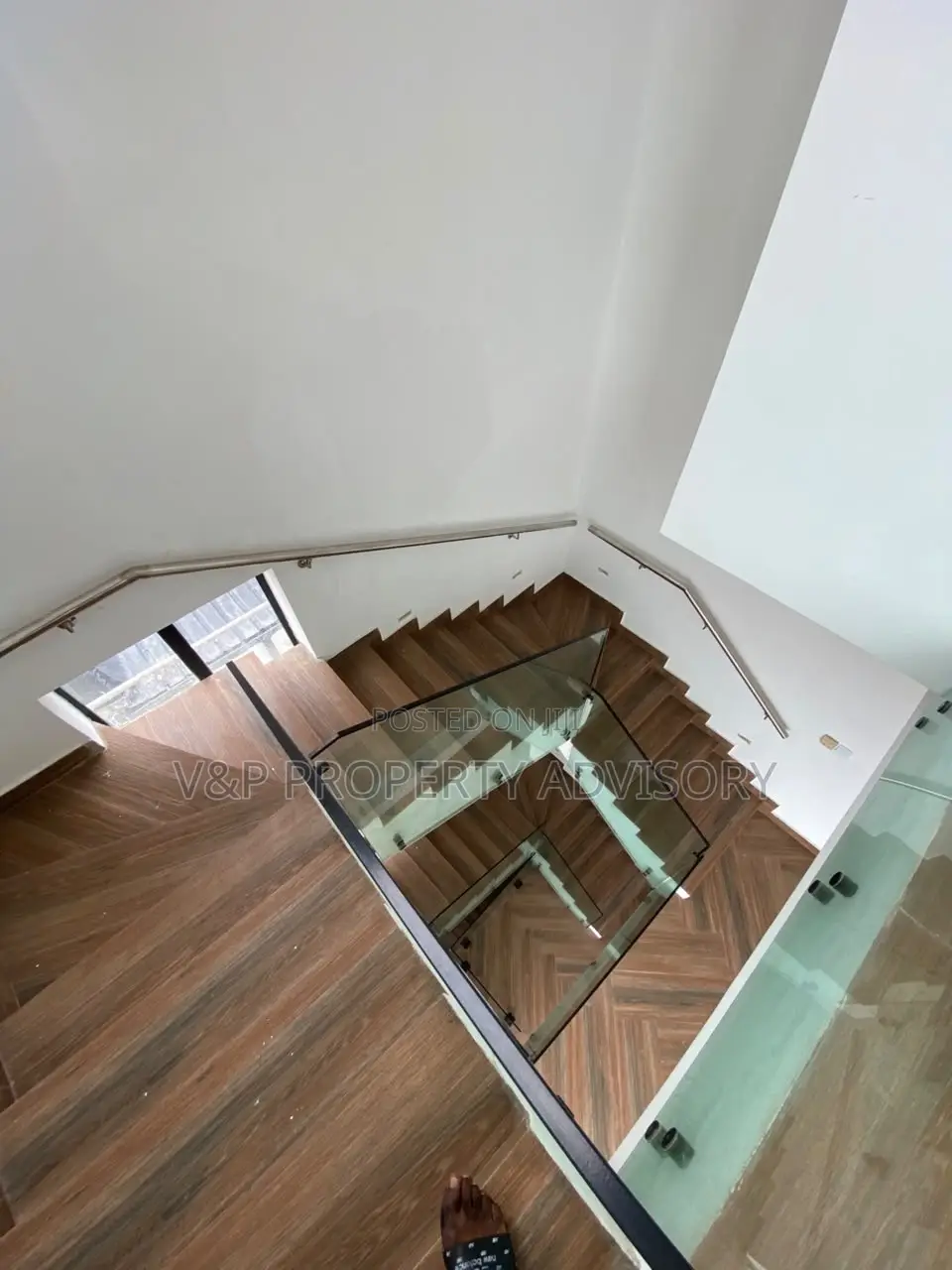 4bdrm Apartment in Chevron for sale