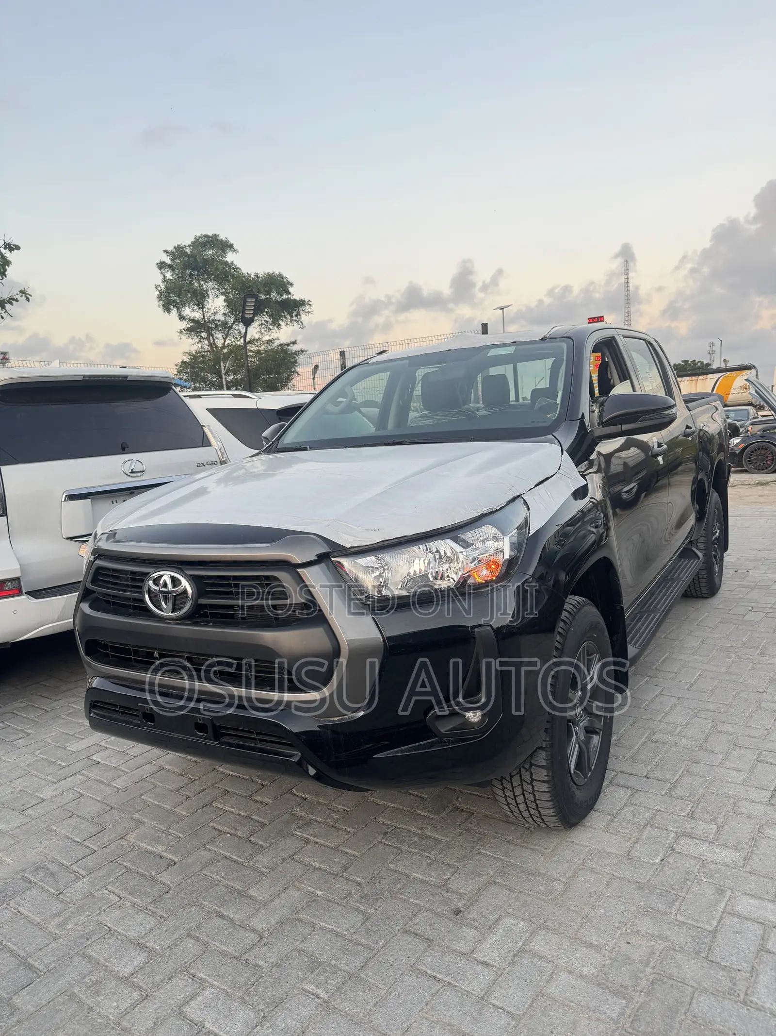 New Toyota Hilux SR5+ 2026 Black