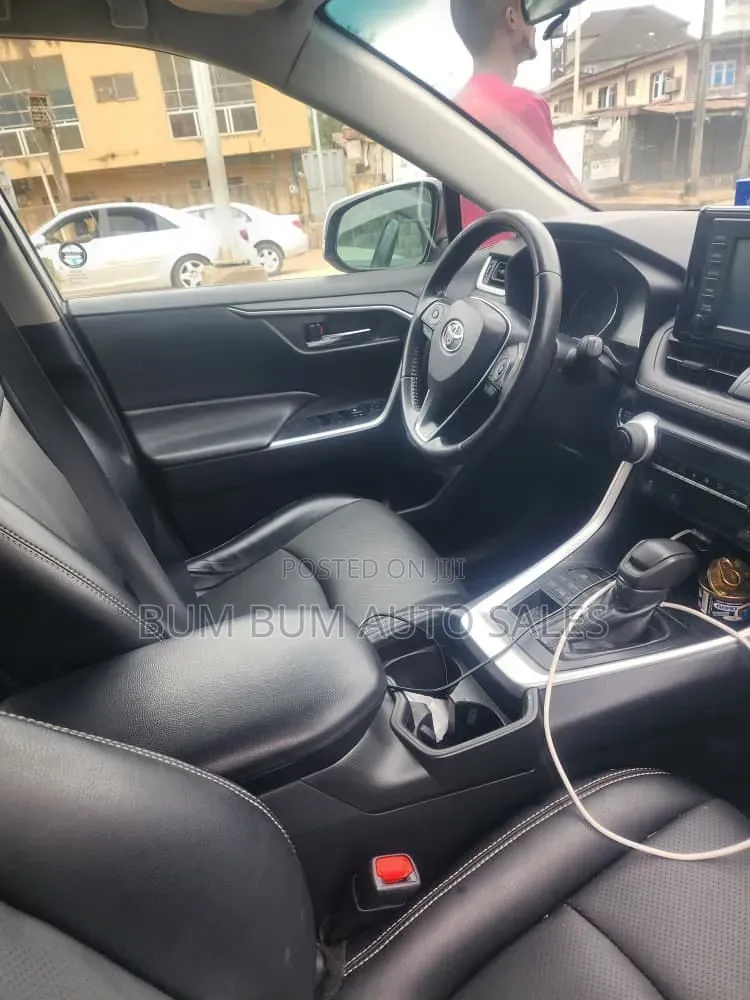 Toyota RAV4 XLE 2022 Silver