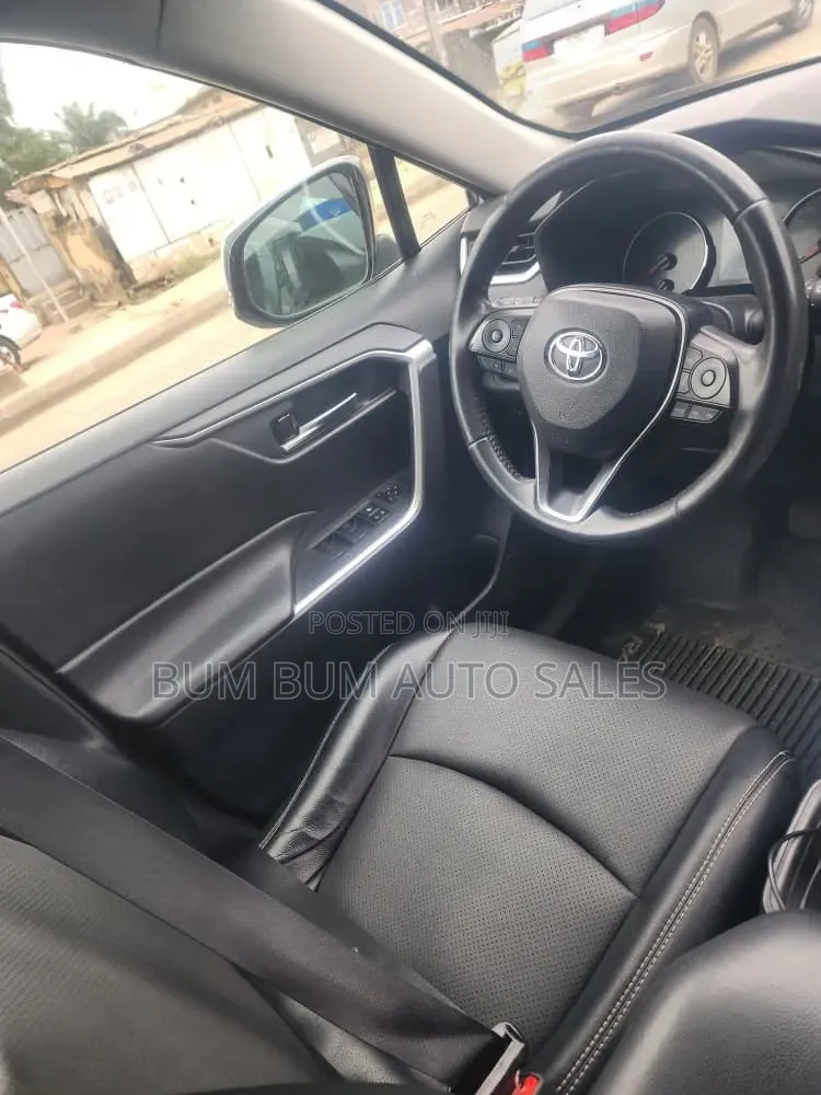 Toyota RAV4 XLE 2022 Silver