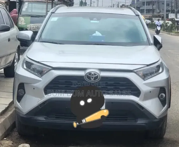 Toyota RAV4 XLE 2022 Silver