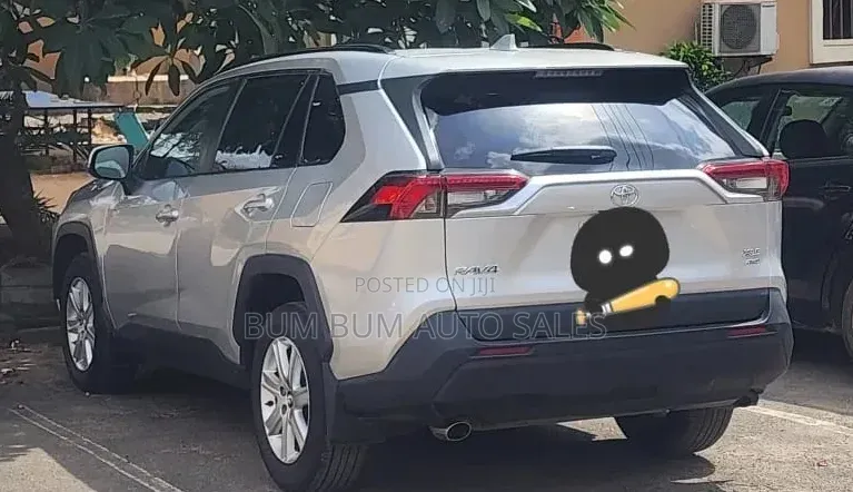 Toyota RAV4 XLE 2022 Silver
