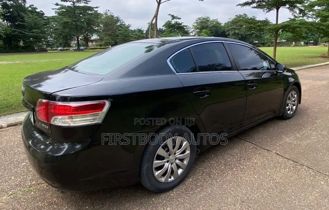 Toyota Avensis 2012 Black