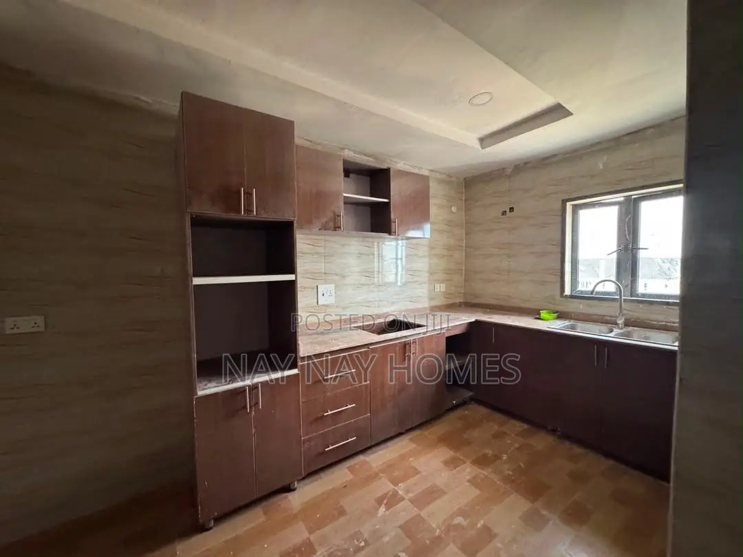 4bdrm Block of Flats in Bueno Vista, Lekki Phase 2 for rent