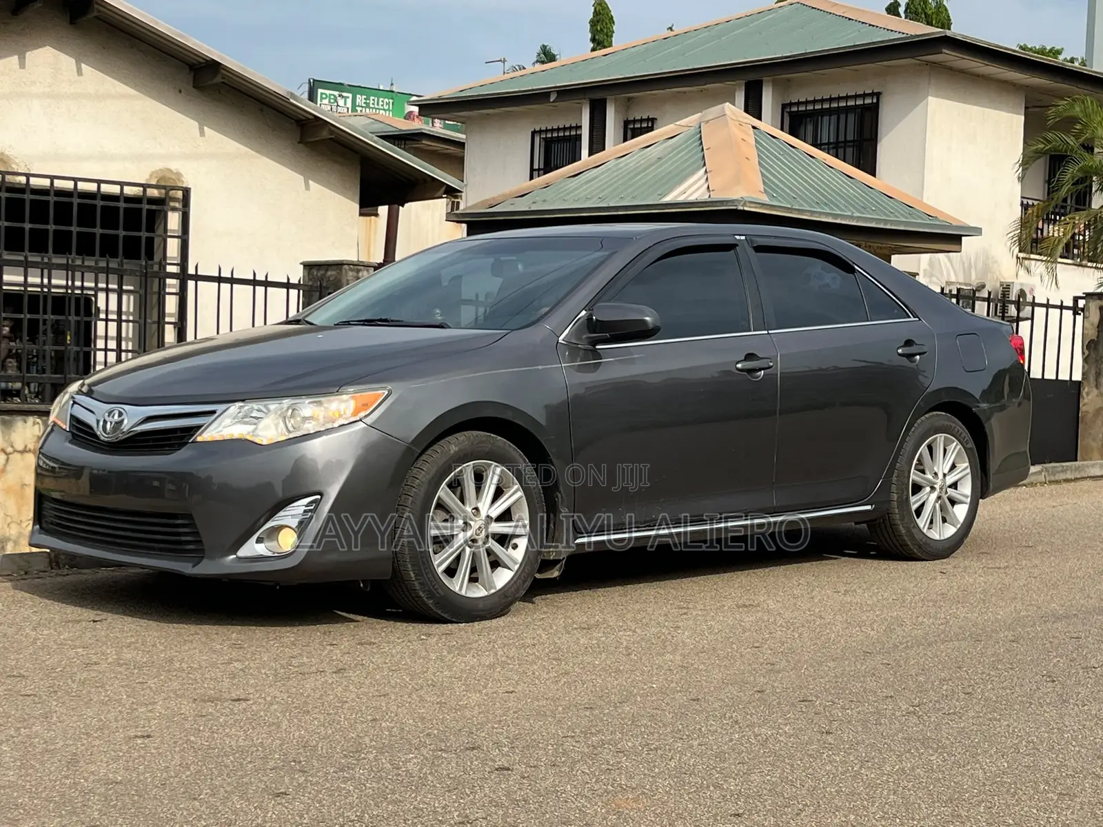 Toyota Camry XLE V6 4dr Sedan (3.5L 6cyl 6A) 2013 Gray