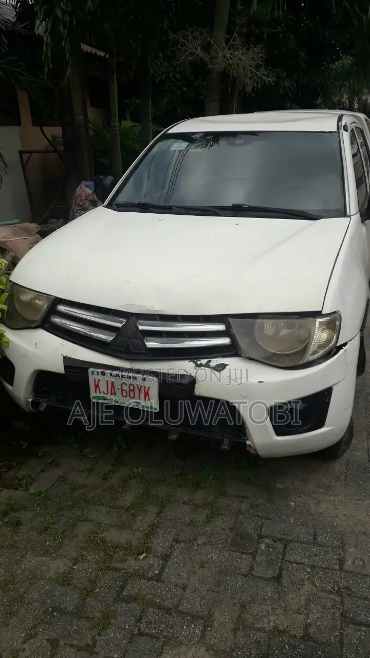 Mitsubishi L200 2011 White