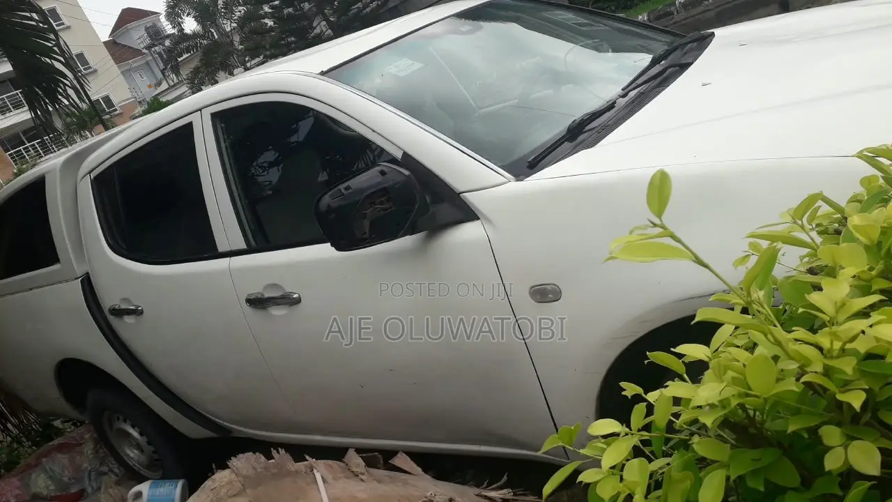 Mitsubishi L200 2011 White