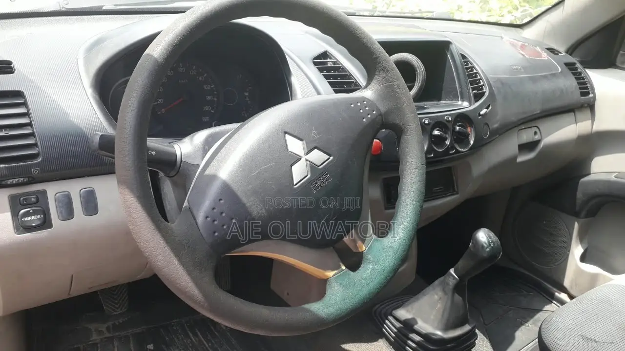 Mitsubishi L200 2011 White