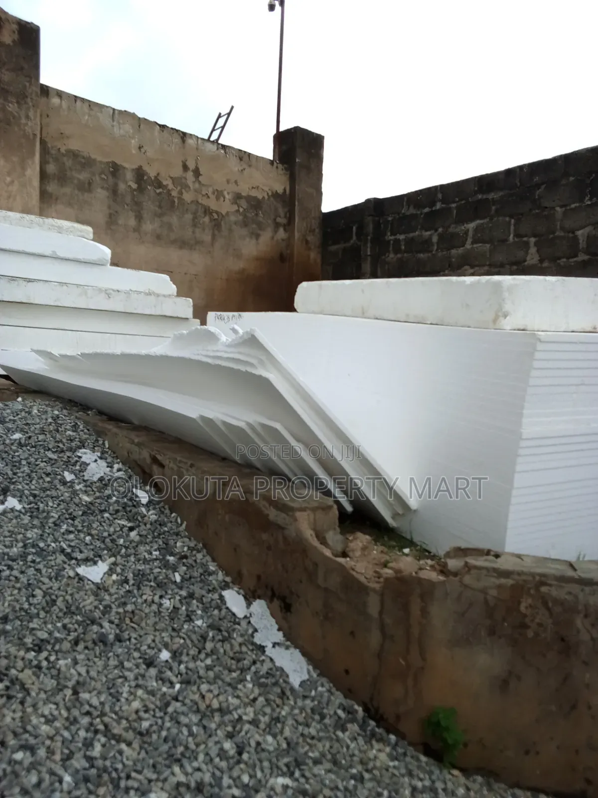 Sharp Sand and Polystyrene Parapet