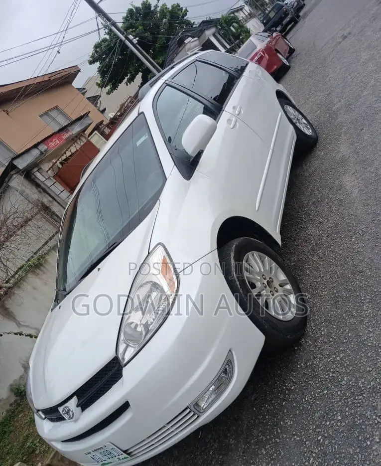 Toyota Sienna XLE FWD 2006 White