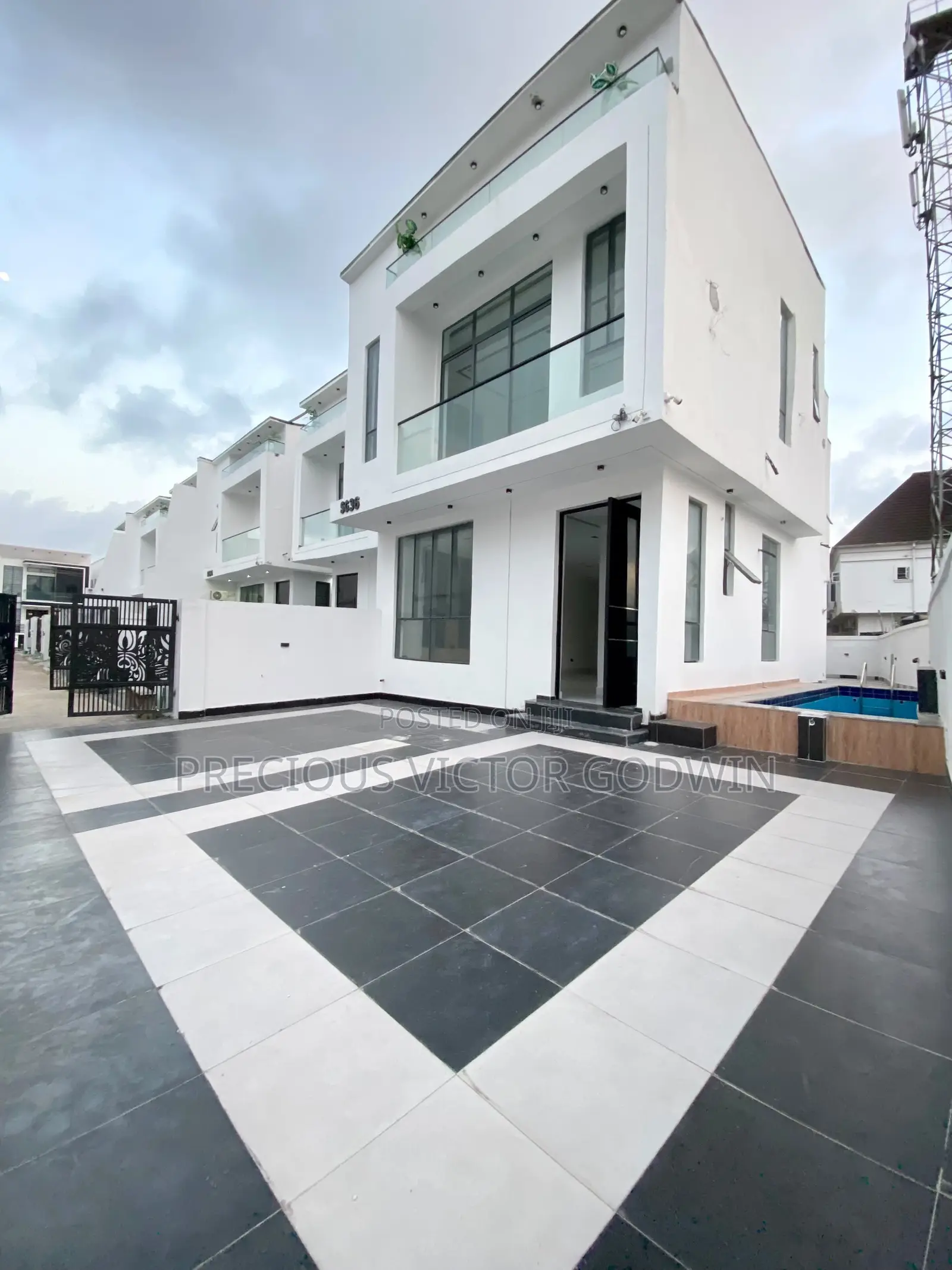 5bdrm Duplex in Chevron for sale