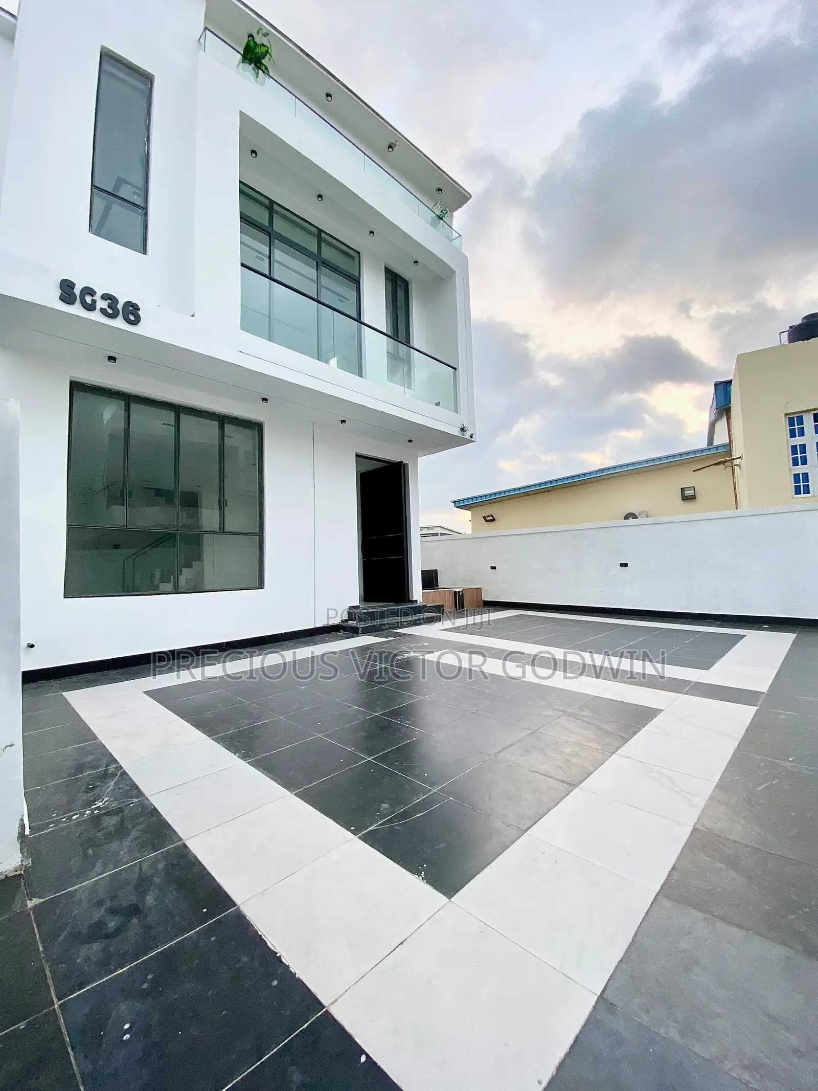 5bdrm Duplex in Chevron for sale