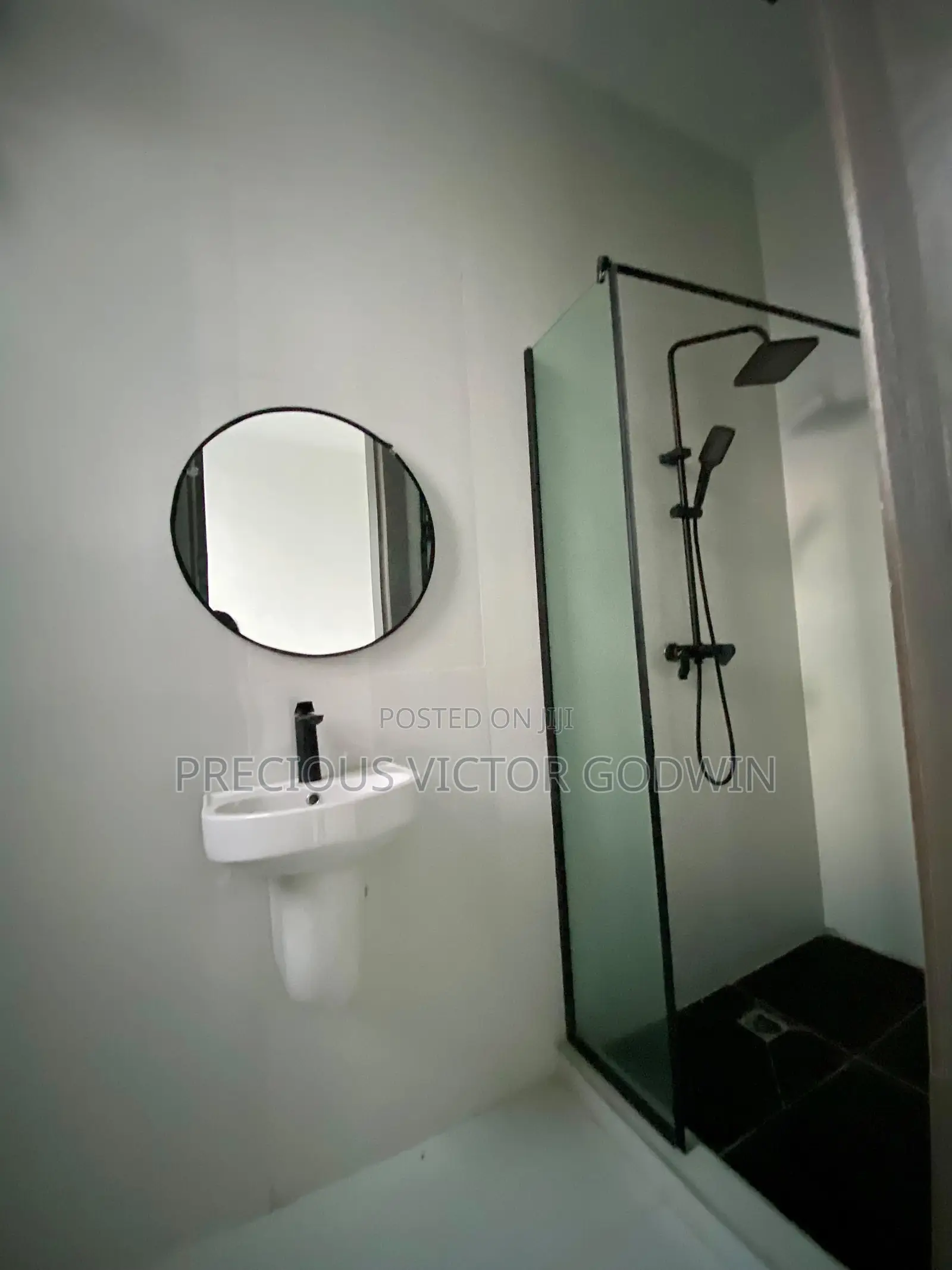 5bdrm Duplex in Chevron for sale