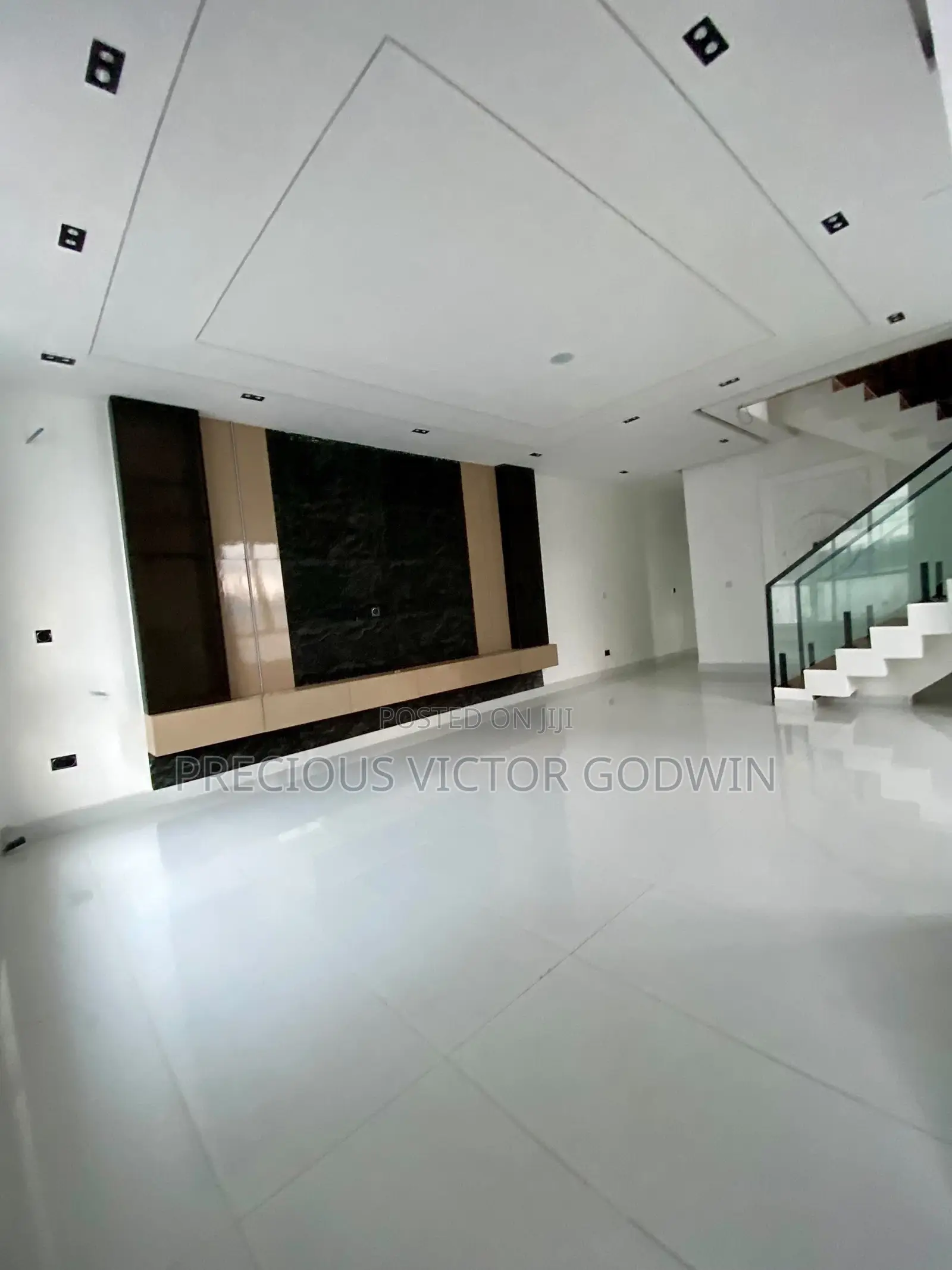 5bdrm Duplex in Chevron for sale