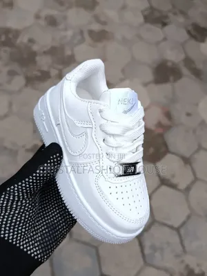 Children Nike Sneakers in Black and in White. Sizes 25 to 36