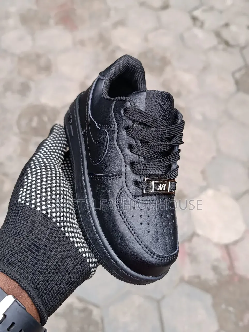 Children Nike Sneakers in Black and in White. Sizes 25 to 36