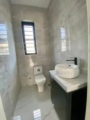 6bdrm Duplex in Chevron for sale