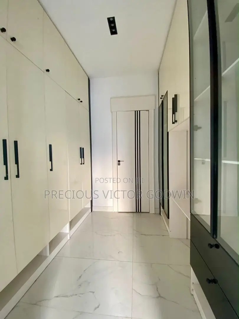 6bdrm Duplex in Chevron for sale