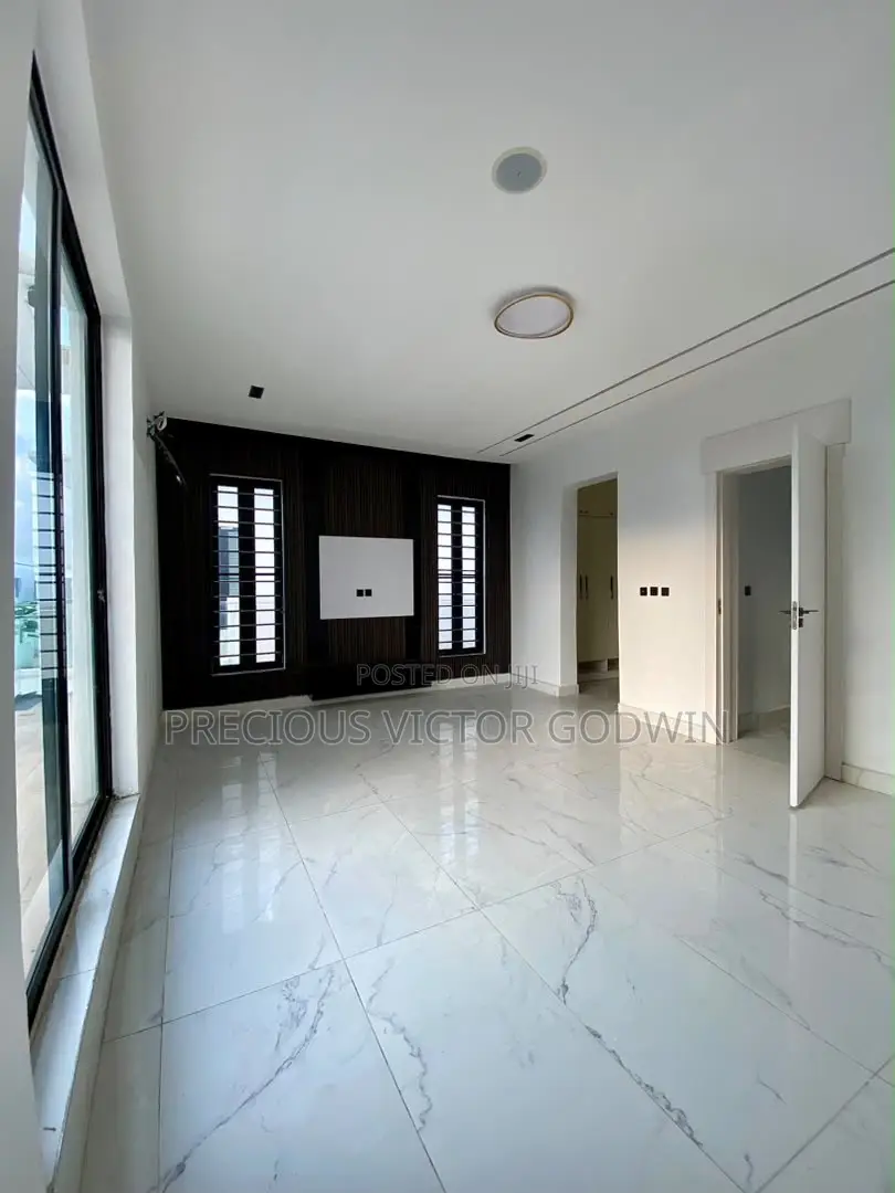 6bdrm Duplex in Chevron for sale