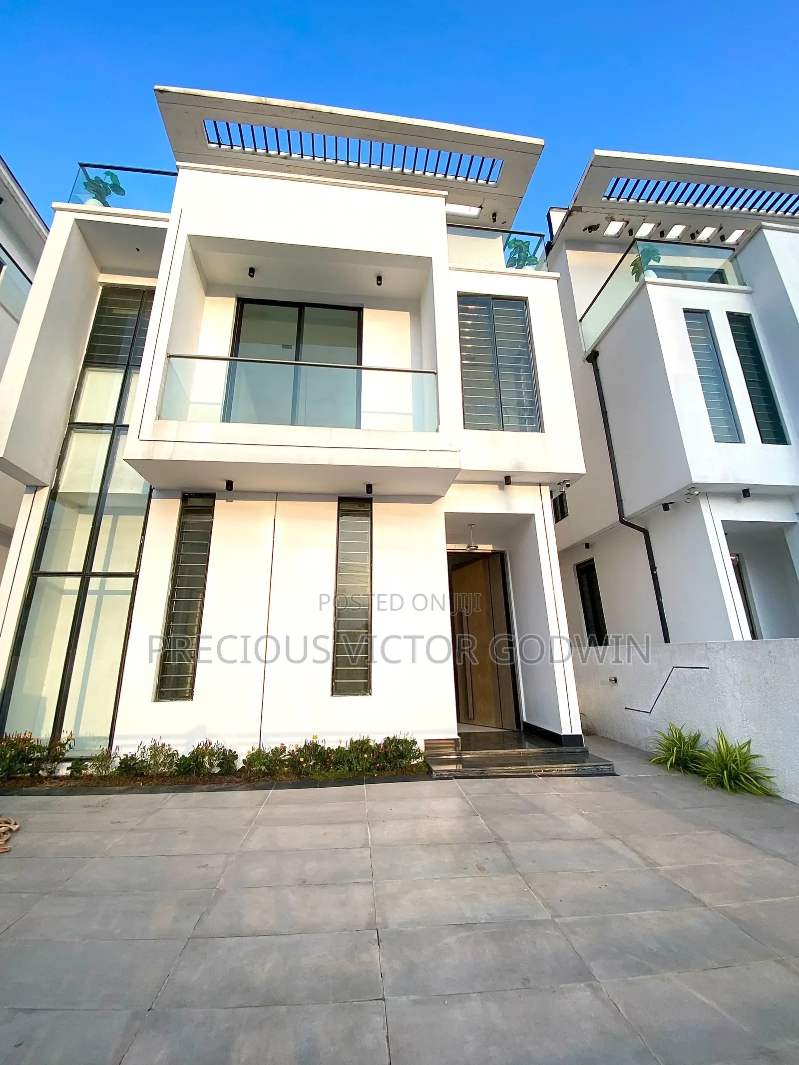6bdrm Duplex in Chevron for sale