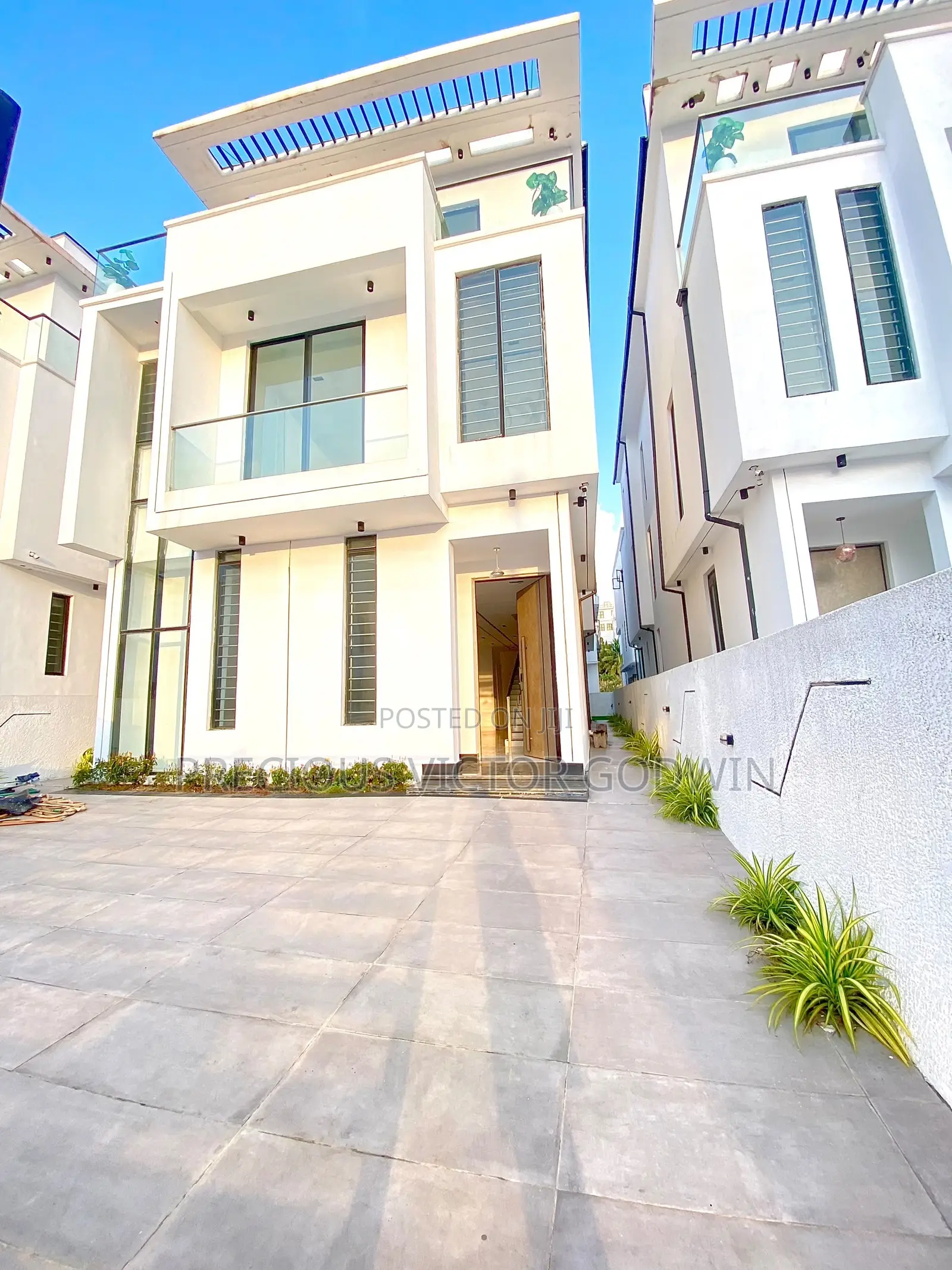 6bdrm Duplex in Chevron for sale