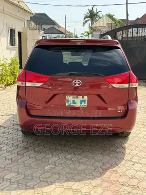 Toyota Sienna 2011 Red
